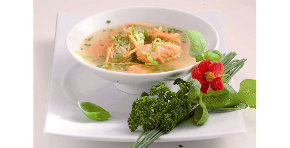 Gemüsesuppe mit roten und grünen Pestonockerl