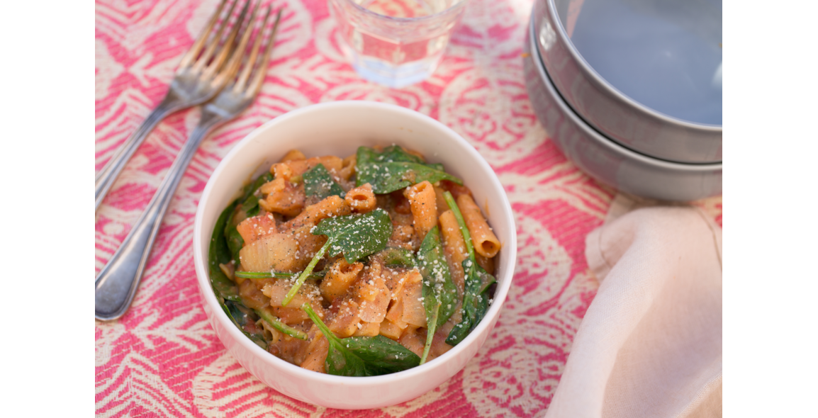 One-Pot-Pasta mit Linsen-Nudeln und Spinat