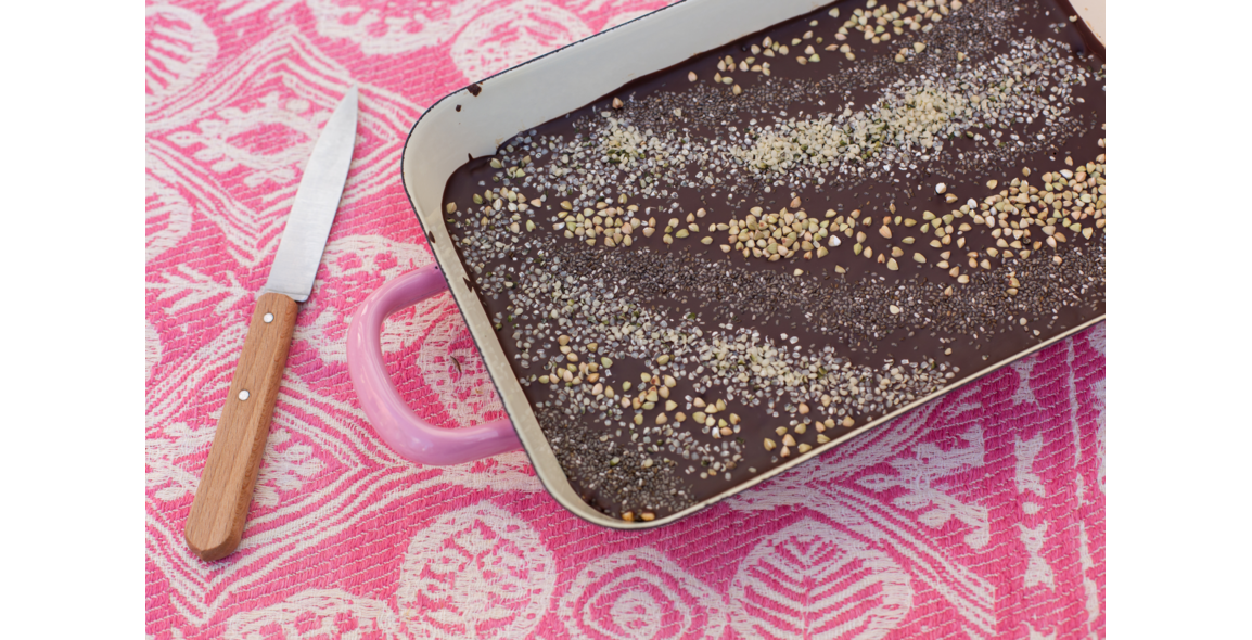 Regenbogen-Riegel mit gepufftem Reis, Hanf, Chiasamen und Buchweizen