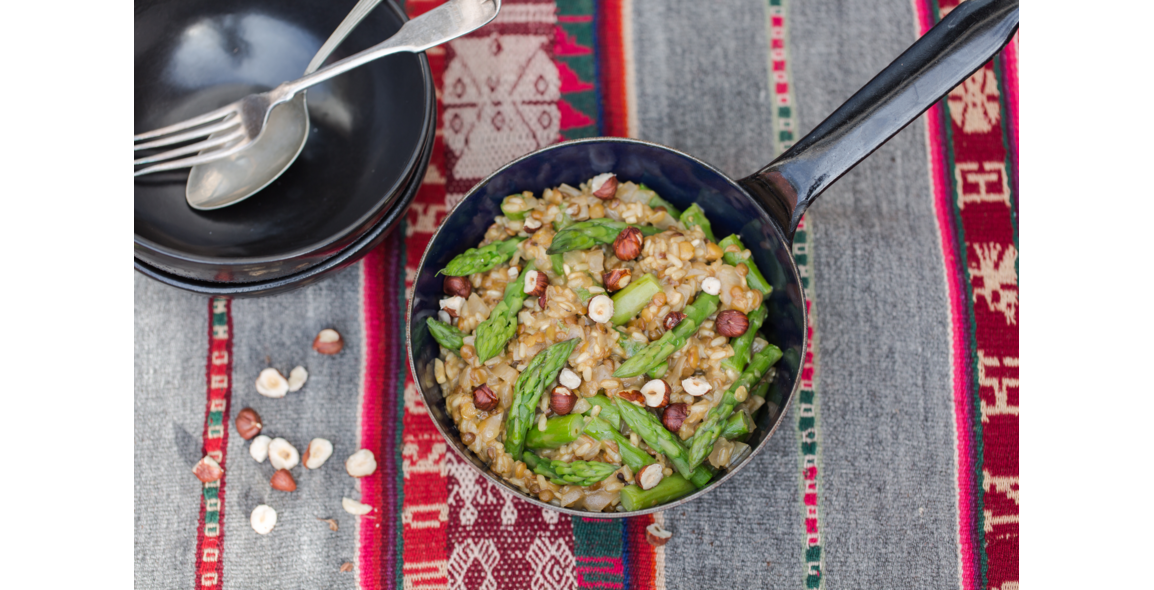 Frühlings-Linsotto mit grünem Spargel und Haselnüssen