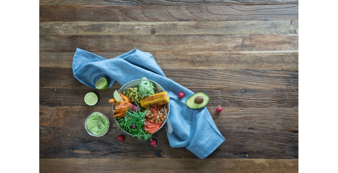 Bowl mit Kichererbsen, Pesto, Süßkartoffel-Pommes und Maiskolben