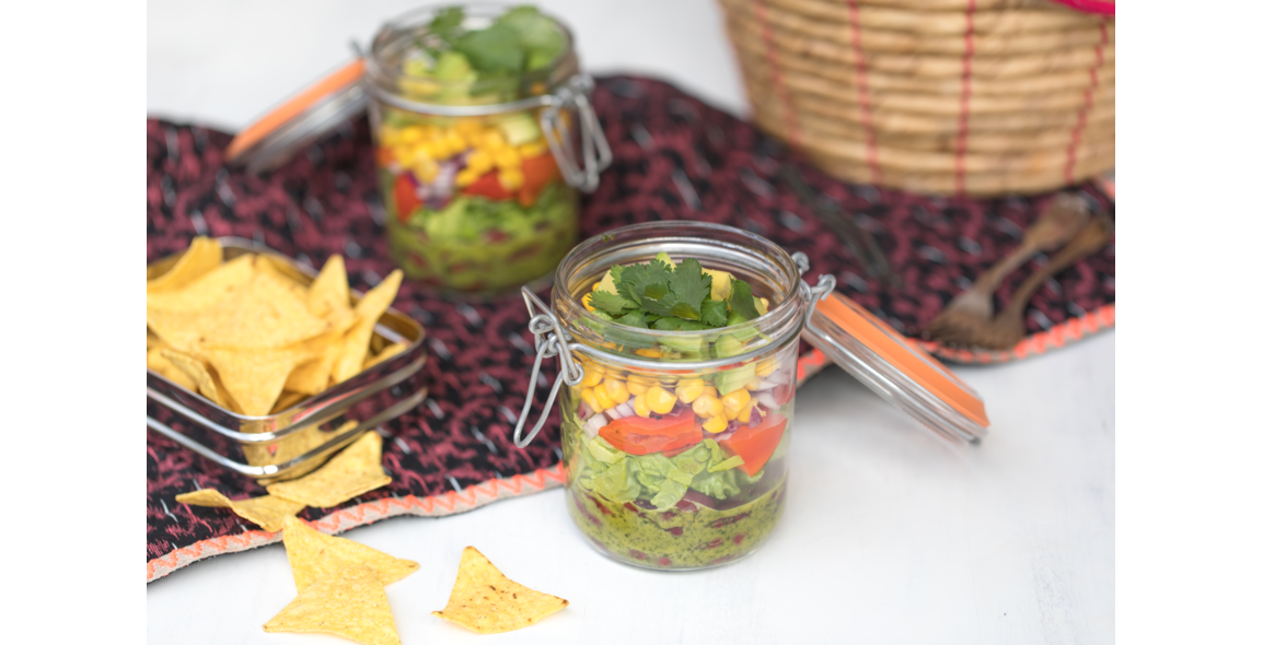 Mexikanischer Schichtsalat mit Koriander-Limetten-Dressing