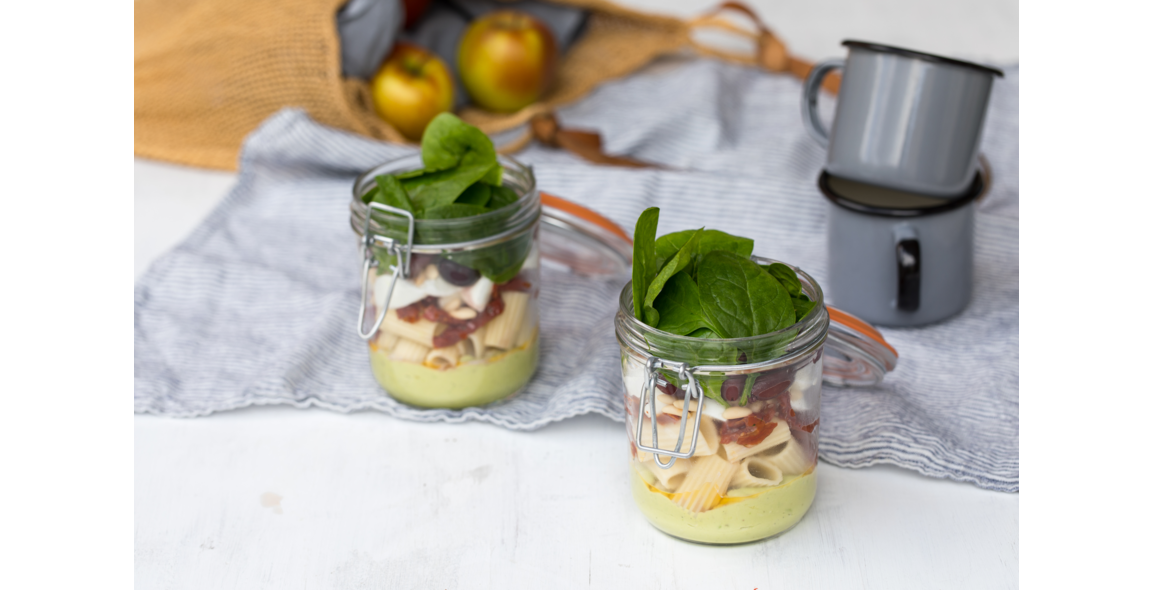 Pasta-Salat mit Avocado-Pesto-Dressing