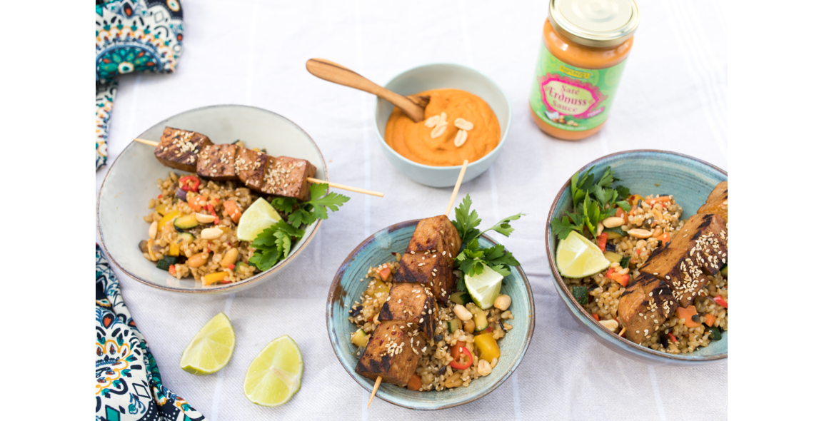Tofu-Saté mit Gemüsereis und Erdnusssauce
