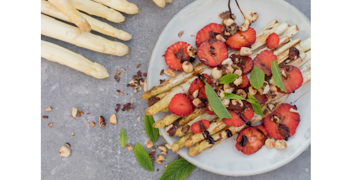 Gegrillter weißer Spargel mit Erdbeeren, karamellisierten Haselnüssen und Balsamico Reduktion