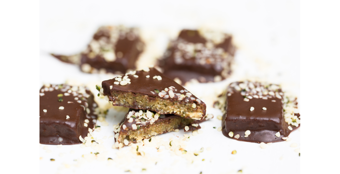 Hanf-Schnitten mit Datteln in Schokoladenhülle