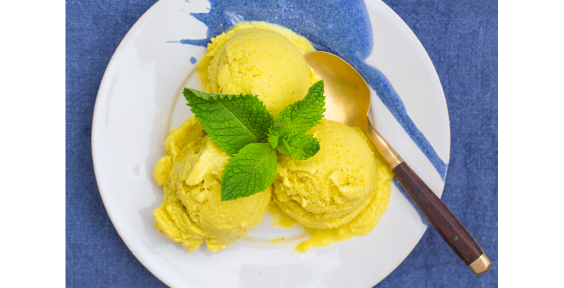 Frisches Mango-Eis mit Kokosmilch