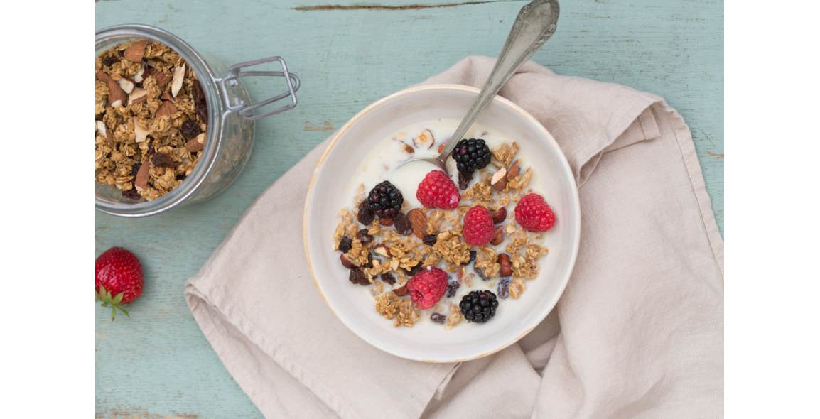 Knuspermüsli mit Früchten und Nüssen
