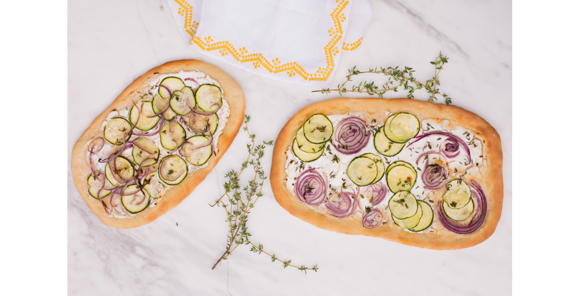 Pizza mit Ziegenkäse und Zucchini