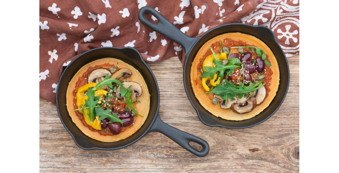 Socca-Pizza (Kichererbsenfladen) mit Pesto, Oliven und Rucola