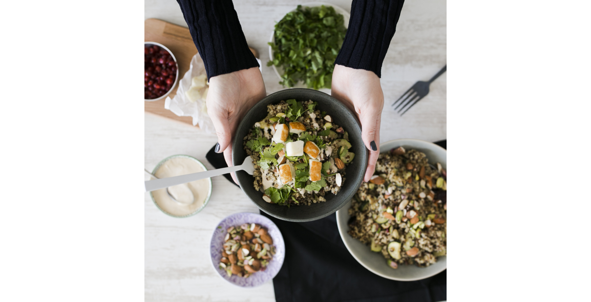 Histaminfreie orientalische Quinoapfanne mit Tahin und gebratenem Haloumi