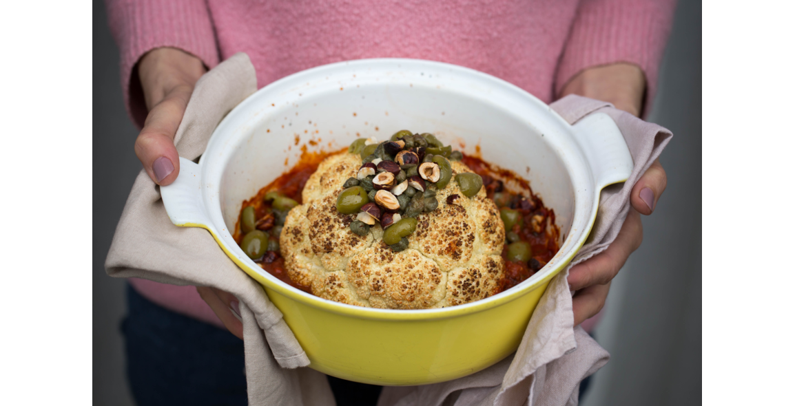 Gerösteter Blumenkohl mit Tomatensauce und Oliven