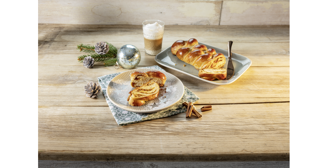 Hefezopf mit Aprikosen-Füllung