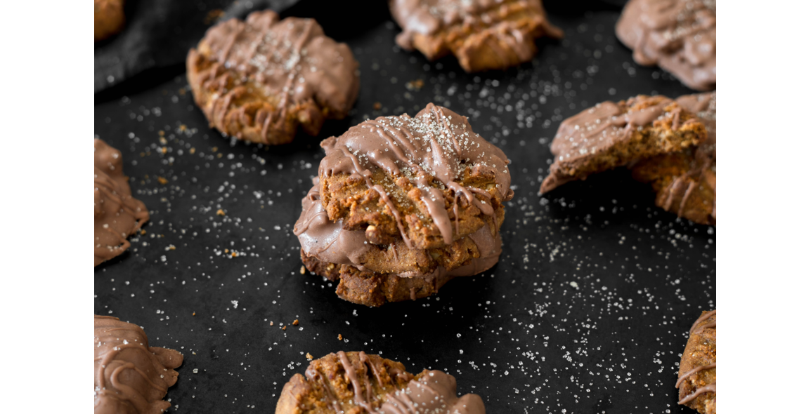 Dattel-Erdnussbutter Cookies mit Schokoglasur