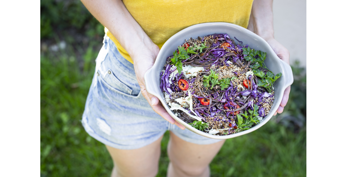 Asiatischer Buchweizen Spaghetti-Salat mit Sesam-Dressing