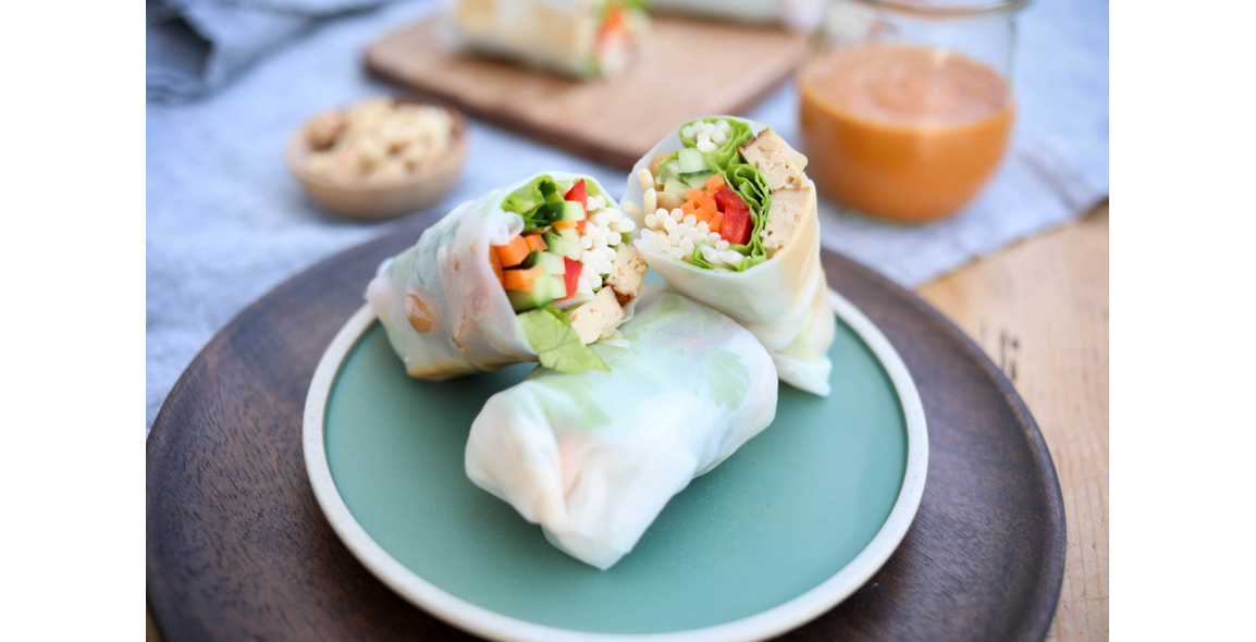 Sommerliche Gemüserollen mit würzigem Erdnuss-Dressing