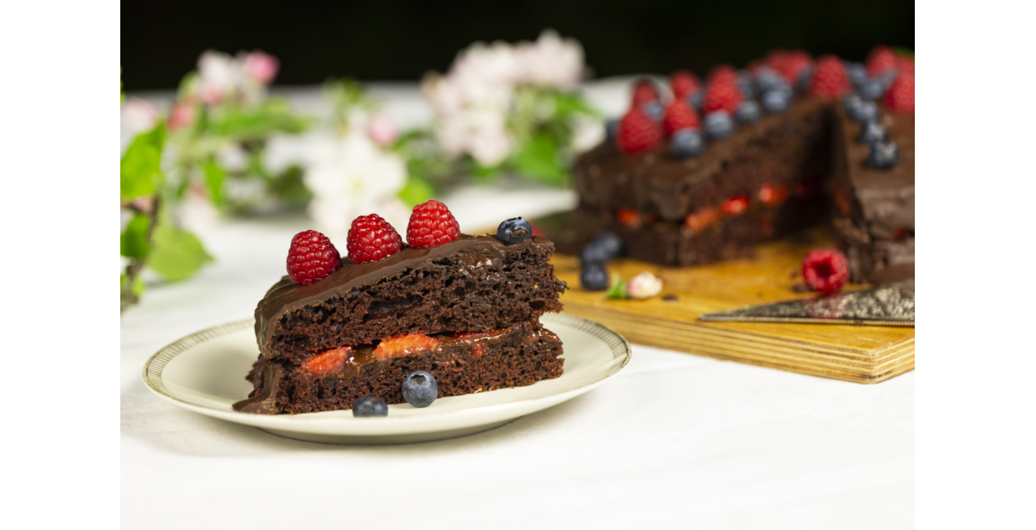 Veganer Schokobiskuit mit frischen Beeren