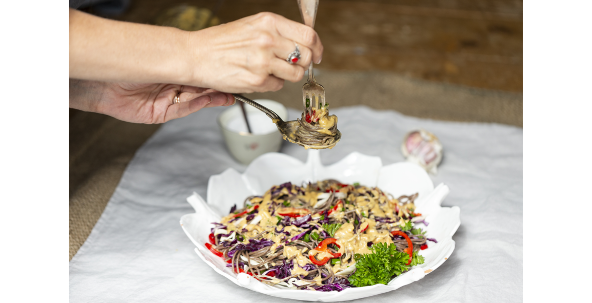 Asiatischer Buchweizen-Spaghetti-Salat mit Erdnuss-Sauce