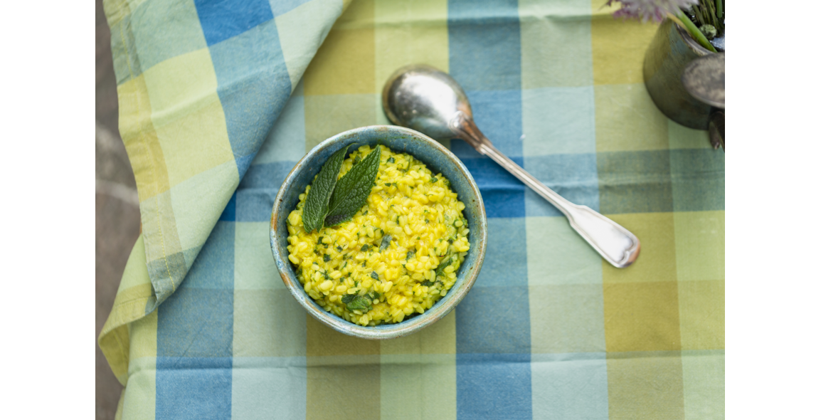 Ayurvedisches Frühlingsdal mit Koriander, Minze, Orange