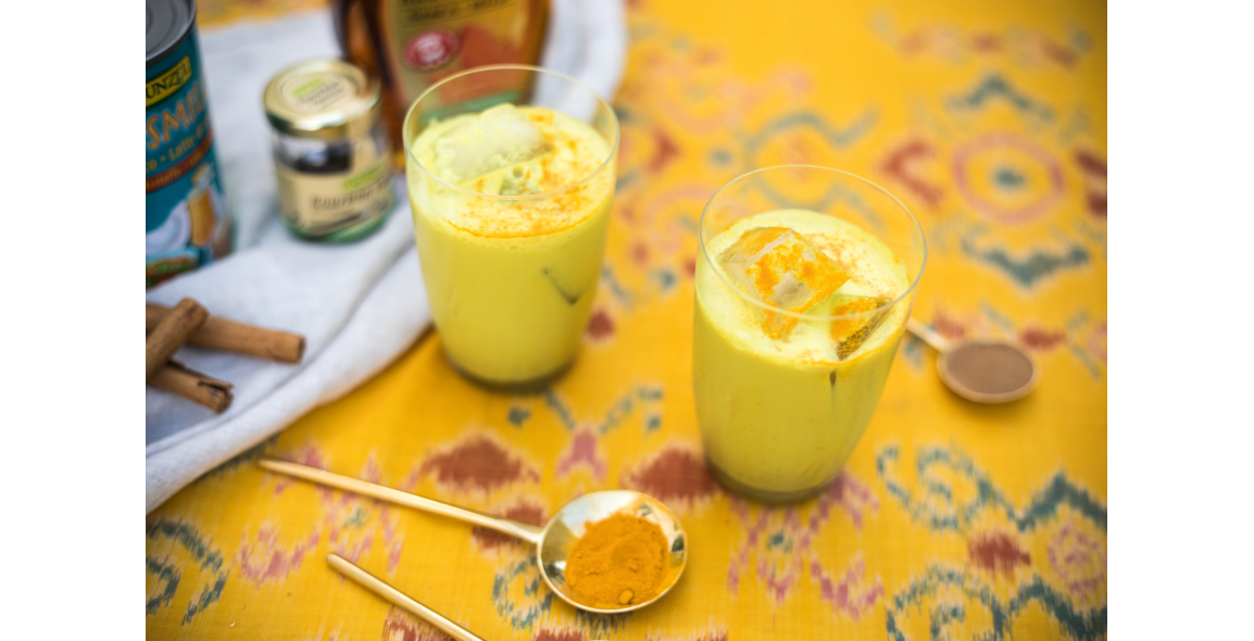 Kurkuma-Latte - Goldene Milch auf Eis