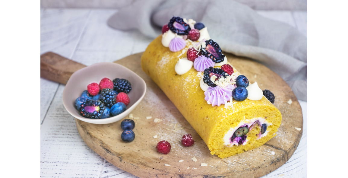 Biskuitrolle, vegan, mit Kürbis und frischen Beeren