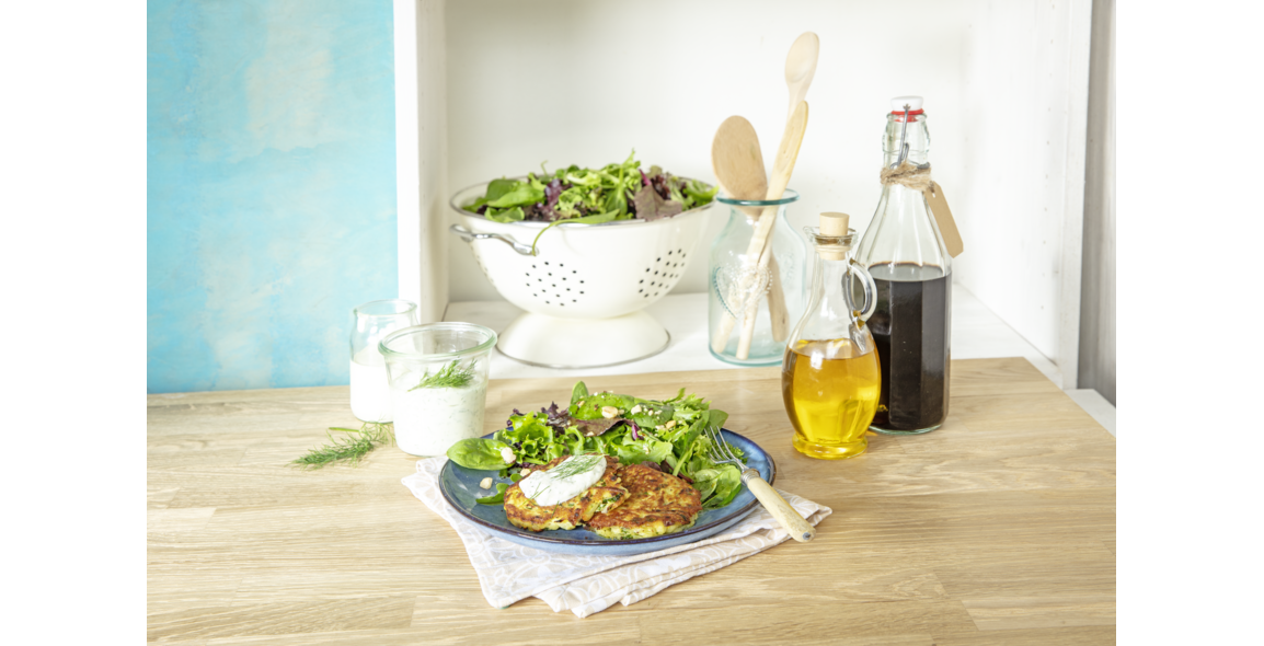 Kartoffelpuffer auf frischem Sommersalat mit Frischkäse Dip