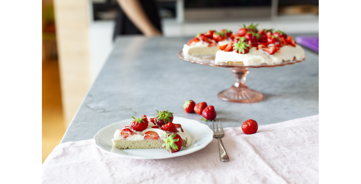 Glutenfreier Biskuit aus Kokosmehl mit Erdbeer-Topping
