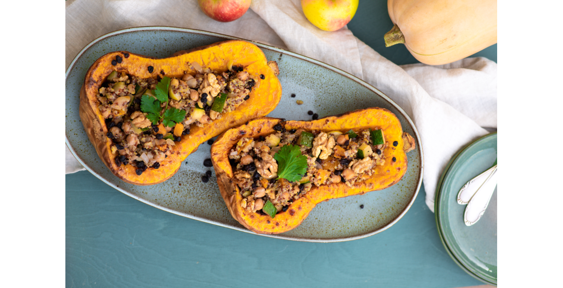 Gebackener Butternut Kürbis mit Quinoa, Kichererbsen, Korinthen und Gemüse