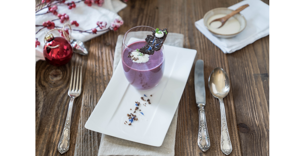 Blaukraut-Gewürzsuppe mit geräuchertem Schwarzbrot-Chip