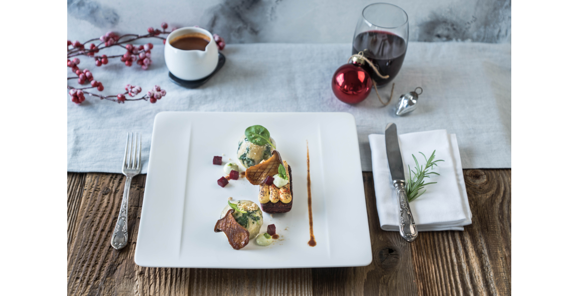 Chipotle-Braten mit Senfkruste, Spinatknödel und Balsamico-Seitlingen