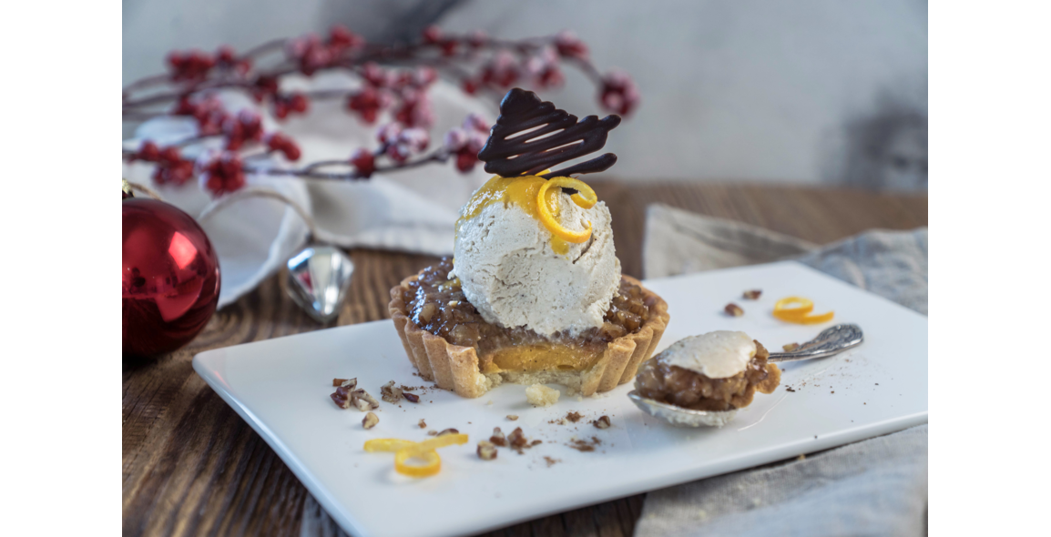 Pecan Pie mit Spekulatiuseis und Amaretto-Sauce