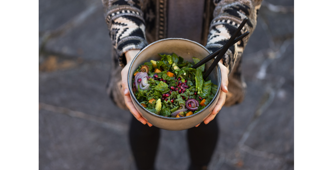 Grünkohlsalat mit Avocado, Datteln, Süßkartoffeln und Granatapfel