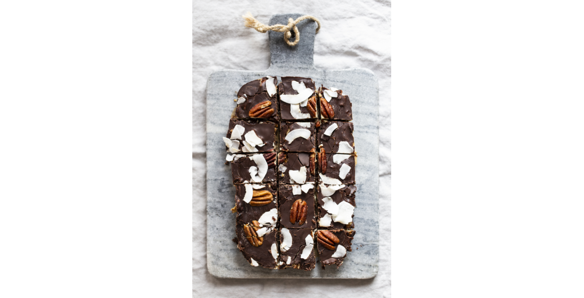 Schokoriegel mit Pekannüssen und Kokos-Chips