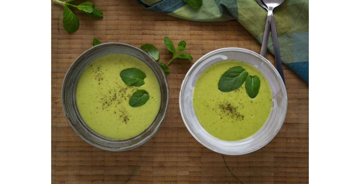 Erbsen-Pfefferminzsuppe mit weißem Mandelmus