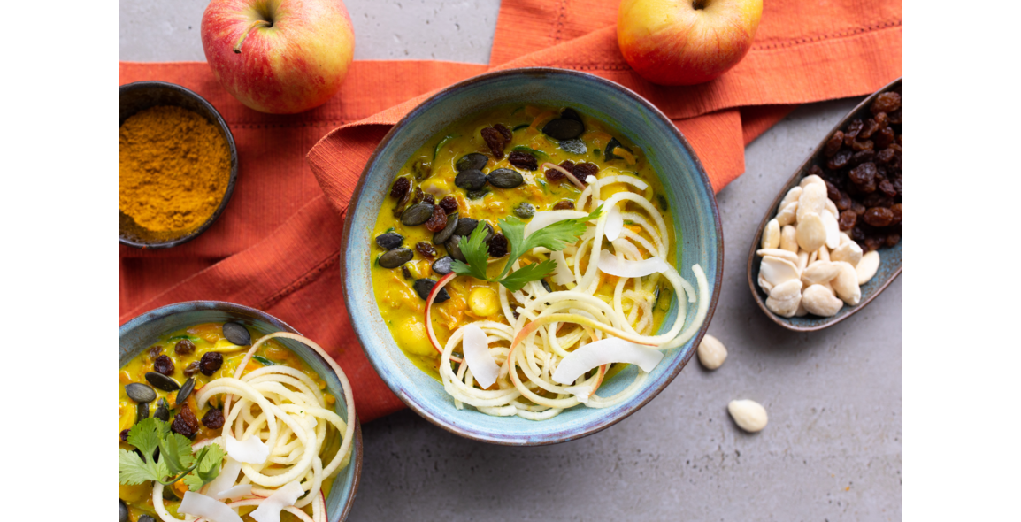 Kokosnuss-Curry mit Mandelmus, süßen Kartoffeln und Apfel