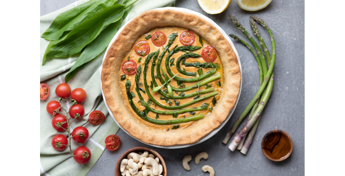 Spargel-Bärlauch-Tomaten-Tarte mit Nussboden