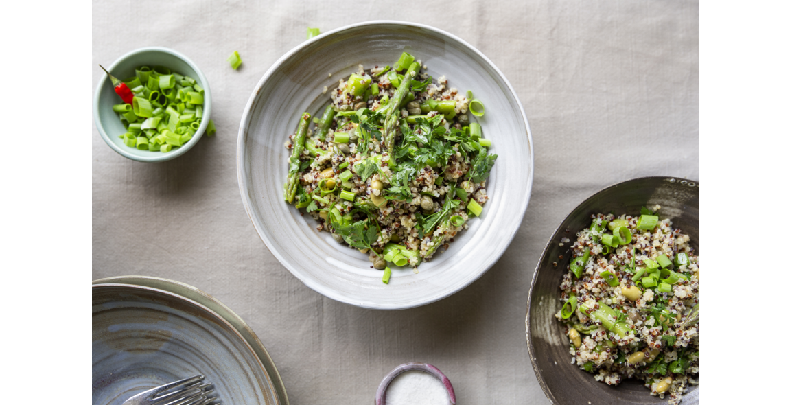 Spargelsalat mit buntem Quinoa und Edamame Sojabohnen
