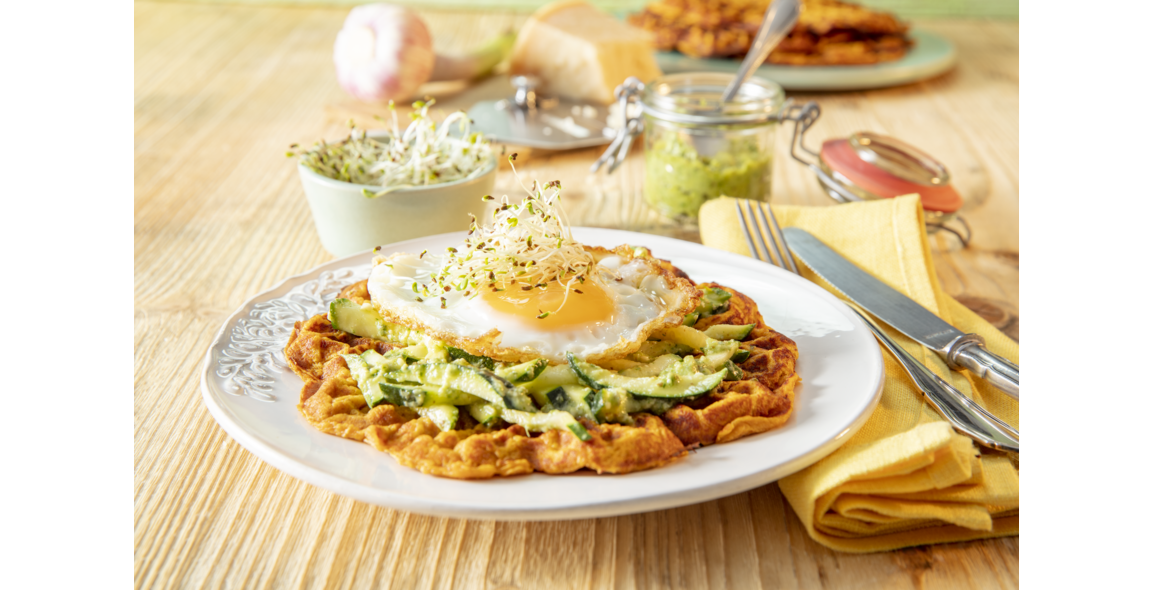 Süßkartoffelwaffeln Zucchini, Brunnenkresse, Spiegelei u. Alfalfa-Radieschenblätter Pesto