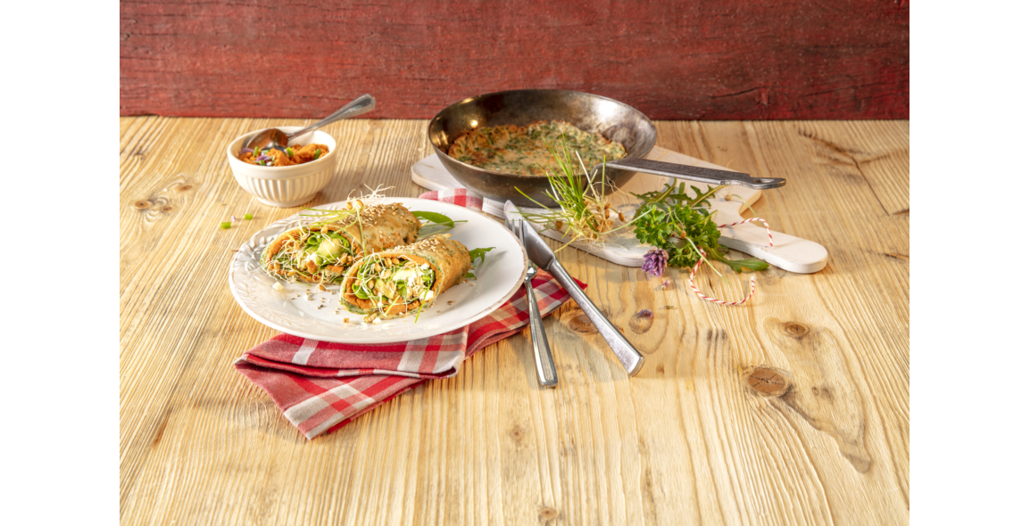 Kräuter Pfannkuchenröllchen mit Weizengras Sprossen
