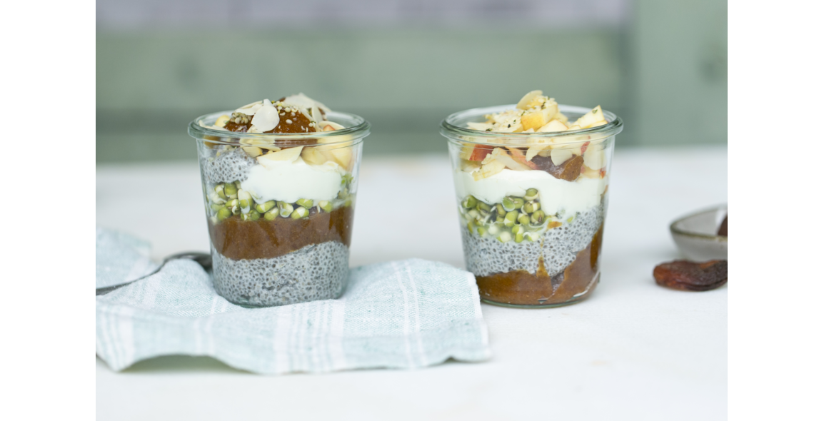 Chia-Aprikosen-Frühstück mit frischen Sprossen
