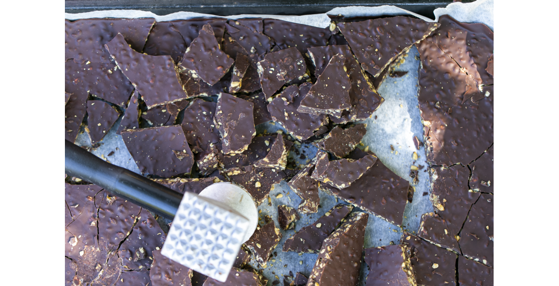 Zartbitterschoko-Chunks mit karamellisierten Sonnenblumenkernen