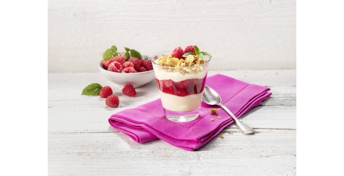 Vanille-Pudding mit Himbeeren und Mandel-Kokos-Knuspermüsli