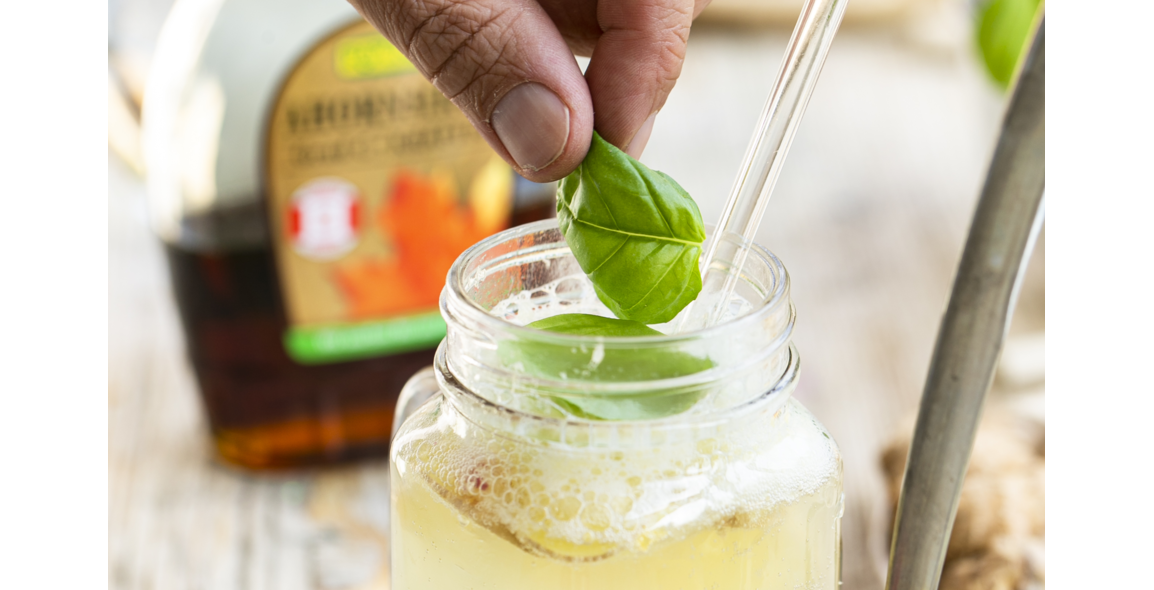 Zitronenlimonade mit Granatapfel und Ingwer