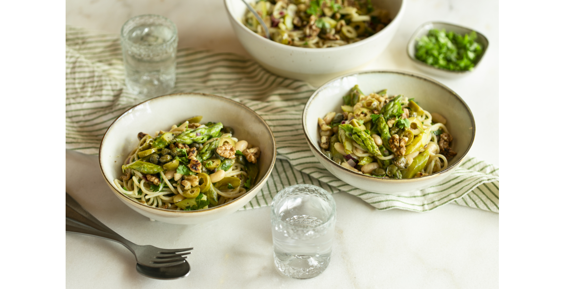 Zitronen Reis-Spaghetti mit grünem Spargel, weißen Bohnen und Walnüssen