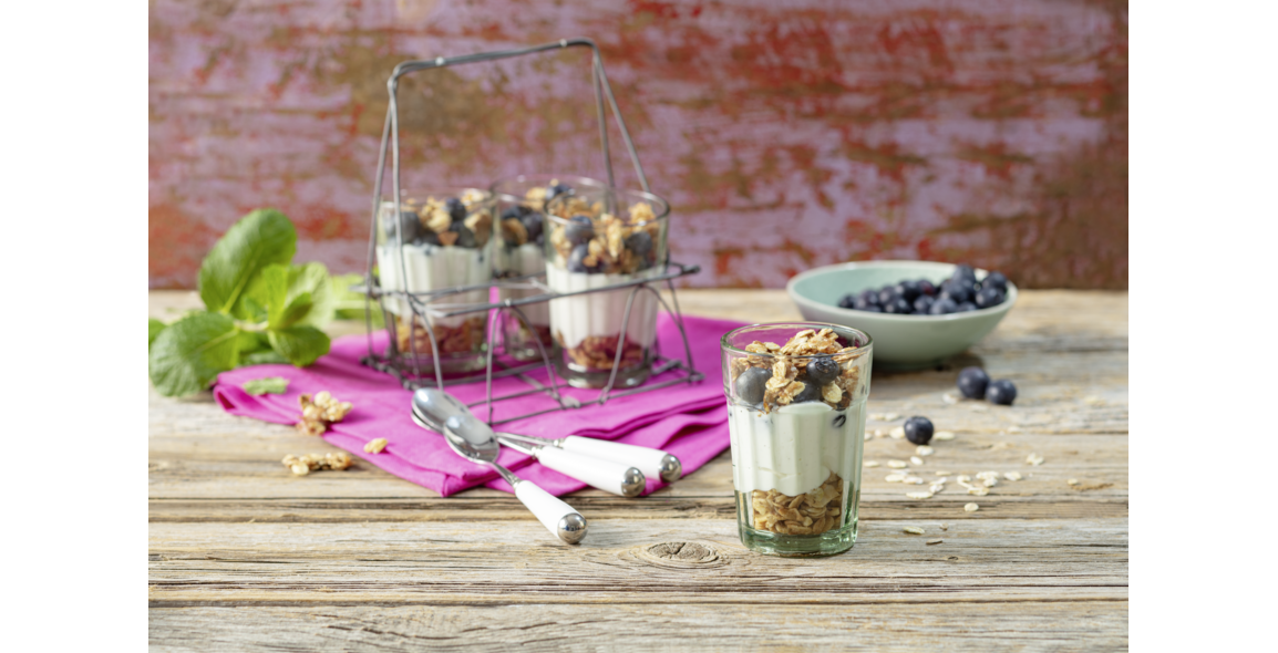 Cheesecake-Crumble im Glas mit Heidelbeeren