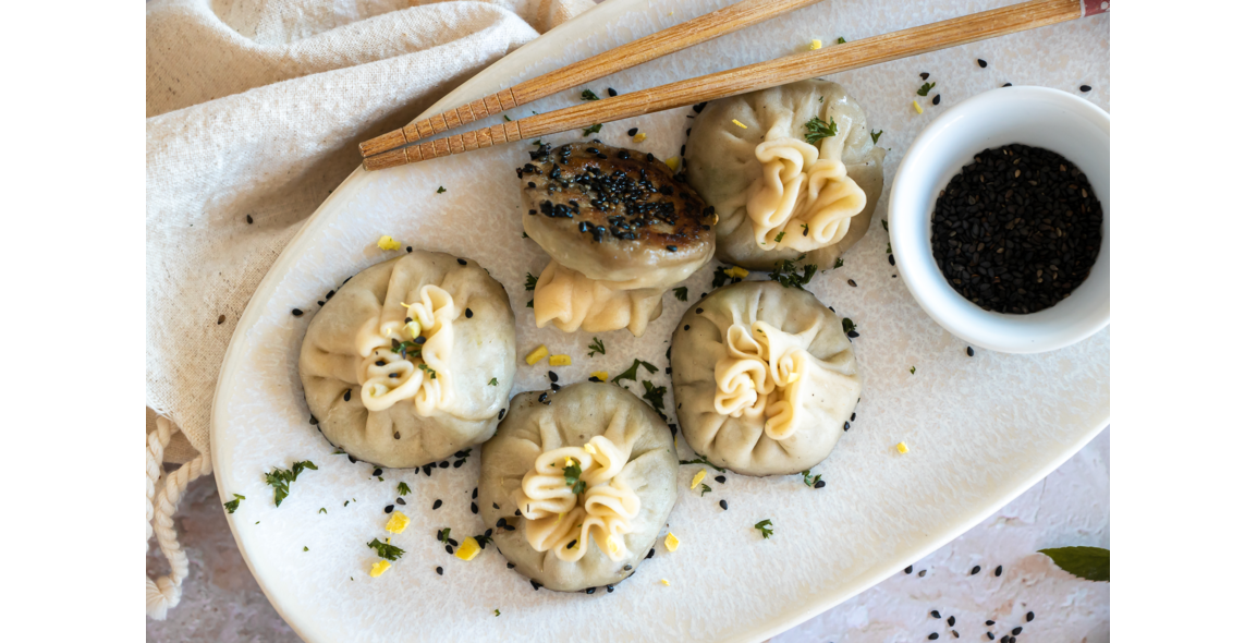 Hausgemachte Kohl-Dumplings mit Erdnuss-Dip