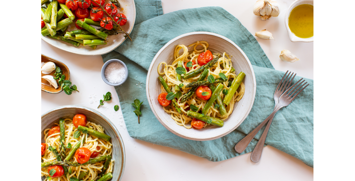 Spaghetti mit grünem Spargel in Mandelsauce und Kirschtomaten