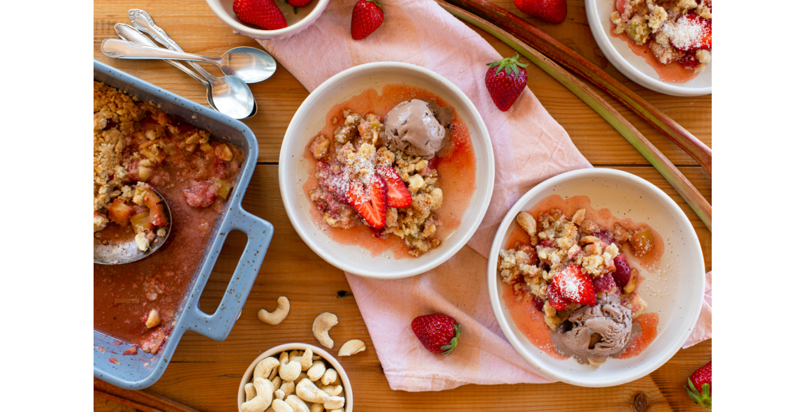 Erdbeer-Rhabarber-Crumble mit Tonka
