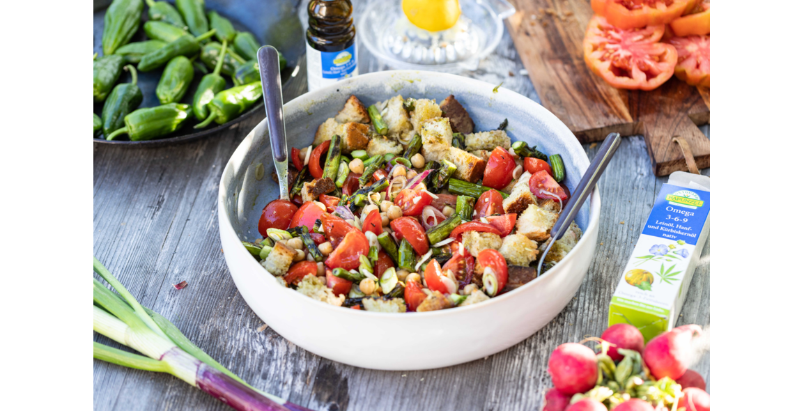 Brotsalat mit grünem Spargel und Kichererbsen