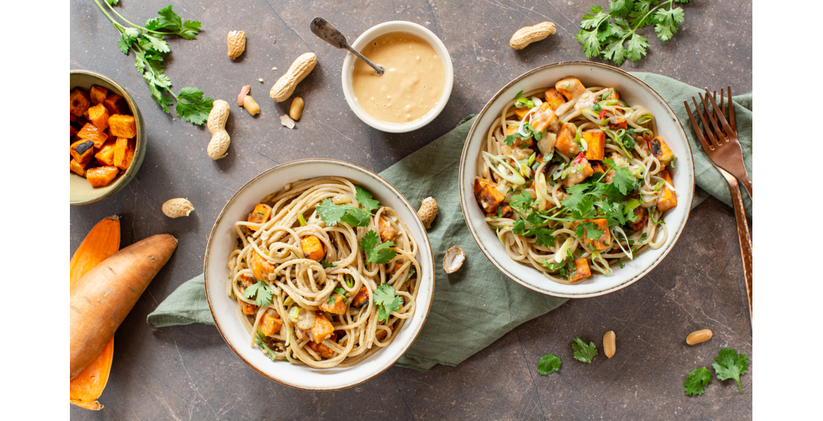 Reisspaghetti mit Süßkartoffel und cremiger Erdnusssauce